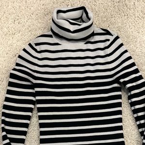 White House Black market sweater black and white size Medium